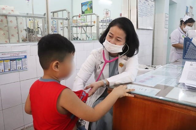 Bác sĩ nhi khoa thăm khám cho trẻ bị tiêu chảy cấp do ngộ độc thực phẩm trong mùa hè. Hình ảnh minh họa