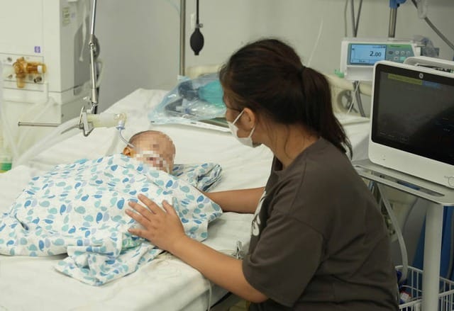 Bệnh nhi suy gan cấp được chăm sóc tích cực trong phòng hồi sức, cho thấy mức độ nguy hiểm của bệnh lý gan ở trẻ em. Hình minh họa