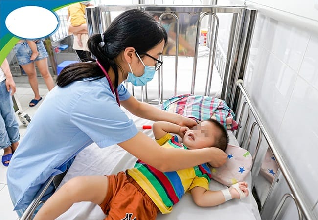 Thăm khám trẻ mắc bệnh tay chân miệng tại Trung tâm Bệnh nhiệt đới, Bệnh viện Nhi Trung ương