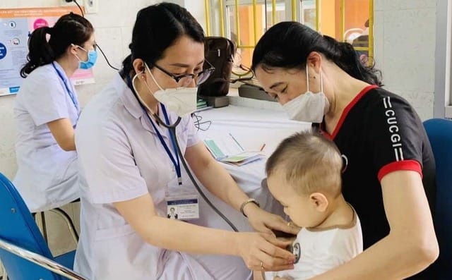 Trẻ nhỏ được khám sàng lọc trước khi tiêm vaccine phòng sởi.