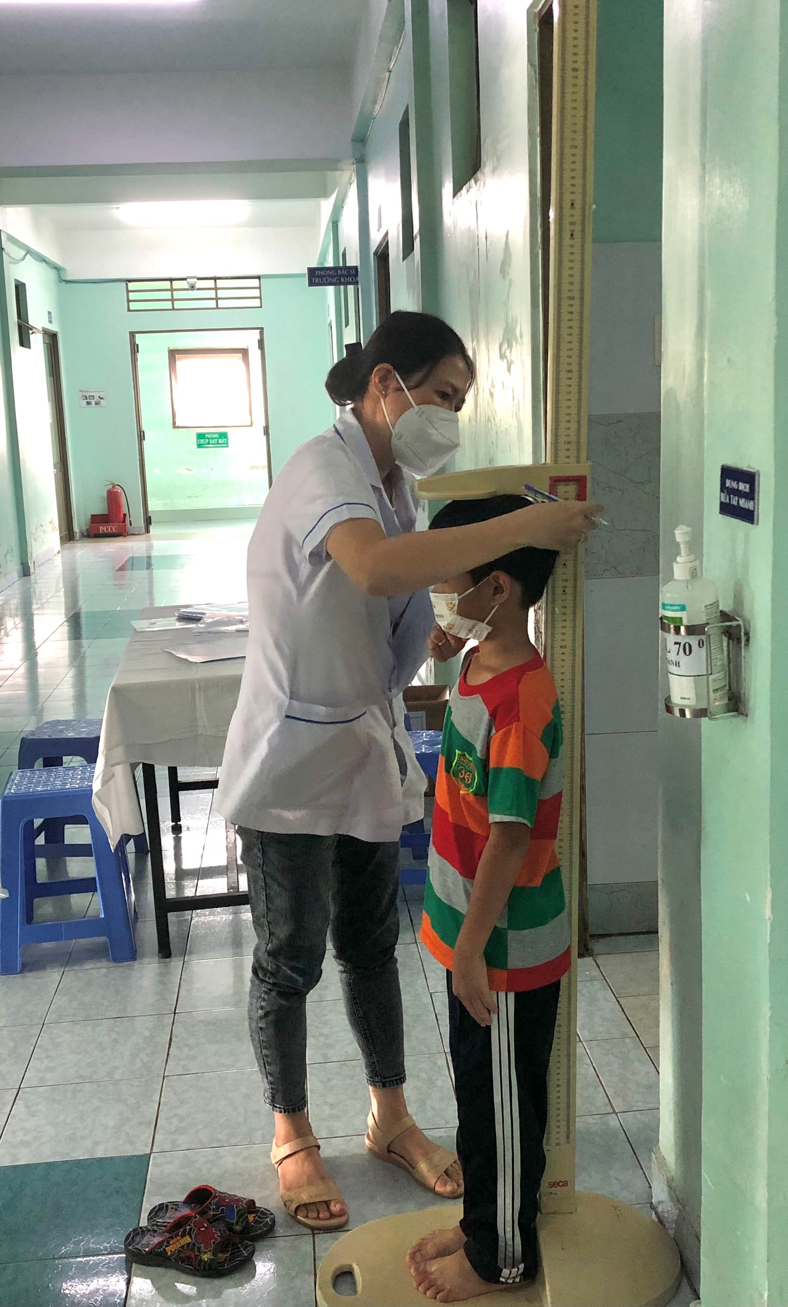 Đo chiều cao theo dõi sự phát triển của trẻ