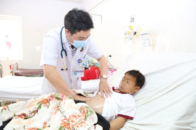 Trẻ em nhập viện vì phù nặng và biến chứng do hội chứng thận hư kháng thuốc. Hình ảnh minh họa