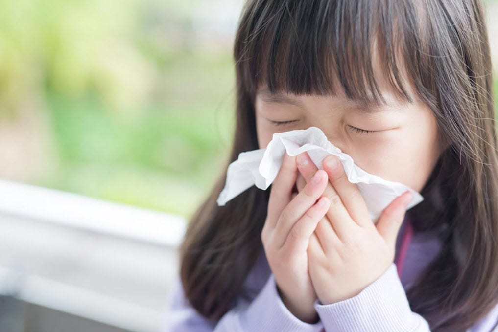 Hãy đưa trẻ đến cơ sở y tế ngay khi có dấu hiệu nặng như: sốt cao liên tục, ho nhiều...