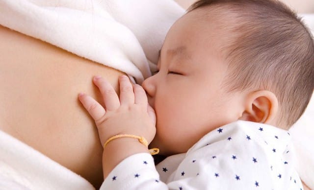 Cho bé bú sữa mẹ đối với trẻ sơ sinh để giúp tăng cường miễn dịch trong cơ thể.