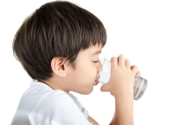 Sốt siêu vi có thể gây mất nước, vì vậy nên cho trẻ uống nhiều nước