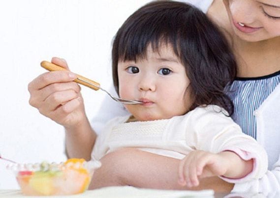 Trẻ cần được cung cấp đầy đủ chất dinh dưỡng để bù lại năng lượng bị thiếu hụt khi ốm