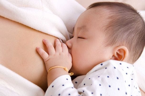 Để dự phòng trẻ bị nôn trớ, khi cho bé bú cần bế đúng cách