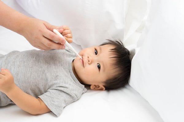 Nếu trẻ sốt trên 38,5 độ C cần dùng thuốc hạ sốt theo đơn của bác sĩ