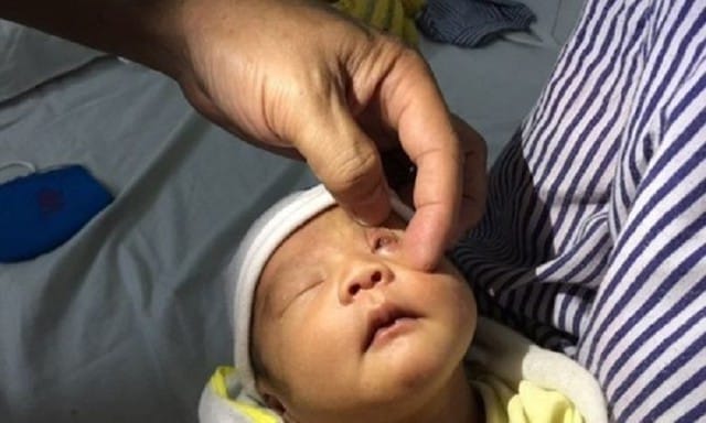 Không nên dùng sữa mẹ để nhỏ vào mắt của trẻ trong những trường hợp viêm nhiễm.