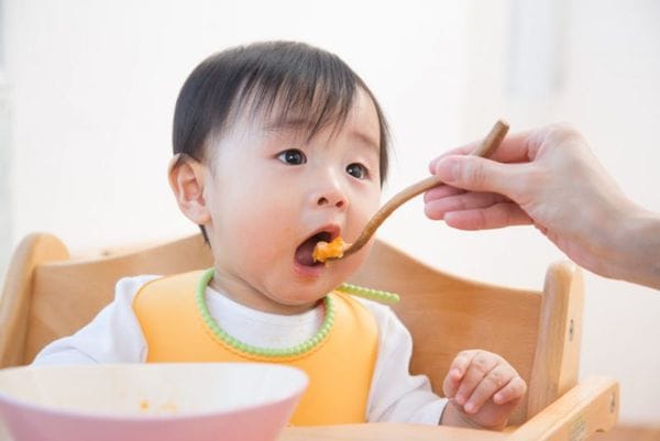 Một số thực phẩm có thể tạo ra sự nhầm lẫn cho trẻ em và cha mẹ khi có màu sắc tương tự như sự xuất hiện máu trong chất nôn