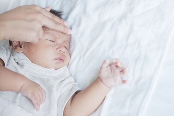 Việc bố mẹ tự ý mua thuốc trị ho cho trẻ dưới 6 tuổi sẽ rất nguy hiểm.