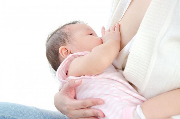 Khi trẻ bị ho nên tăng cường cho trẻ bú mẹ nhiều bữa hơn