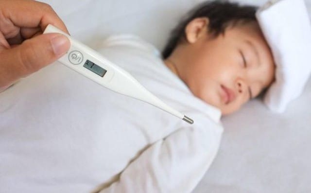 Khi viêm đường hô hấp cấp trẻ sẽ bị sốt