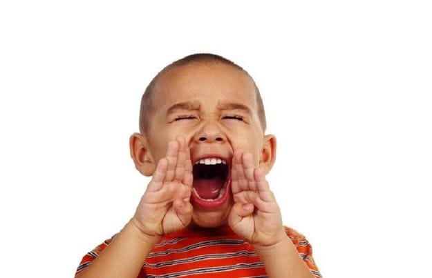 Trẻ hay nói, hay khóc, hay hò hét... lâu dần sẽ dẫn đến bị khàn tiếng