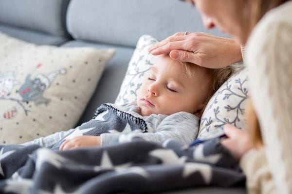Khi trẻ lơ mơ, ngủ nhiều li bì khó đánh thức nên cho trẻ đi khám ngay