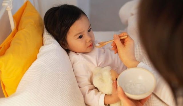 Khi trẻ bị sốt siêu vi, nên cho trẻ ăn lỏng và nhiều chất dinh dưỡng.