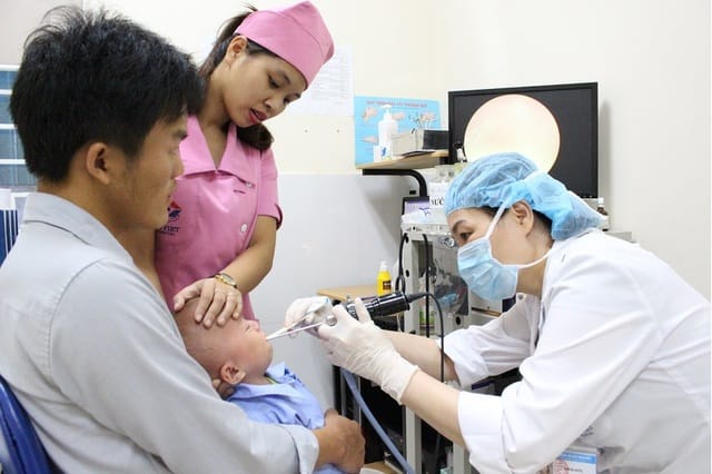 Khi phát hiện các dấu hiệu bất thường, cần đưa trẻ đi khám ngay ở các trung tâm tai mũi họng.