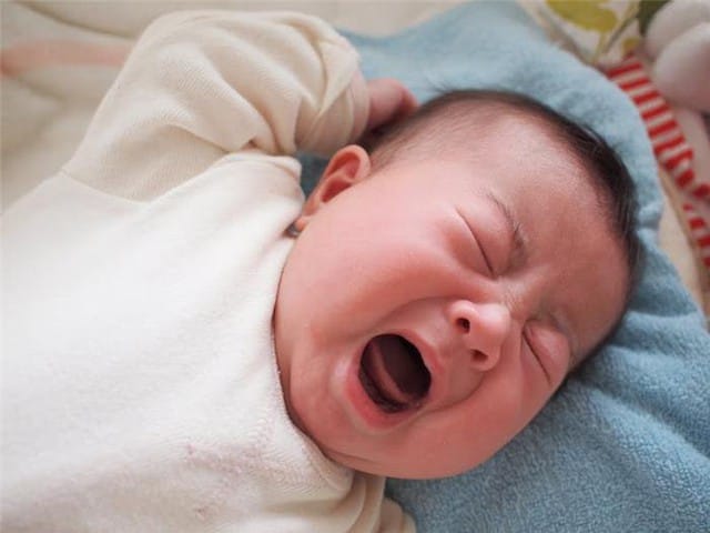 Khi trẻ sơ sinh quấy khóc nhiều hoặc có những biểu hiện bất thường, nên đưa trẻ đi khám.