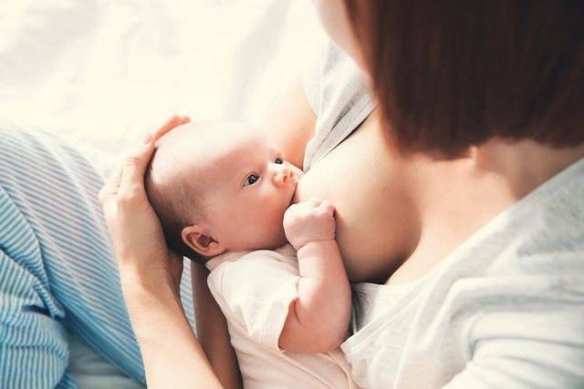 Trẻ sơ sinh tốt nhất nên được nuôi bằng sữa mẹ hoàn toàn trong 6 tháng đầu.