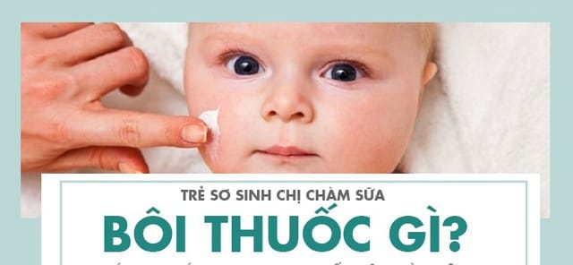 Khi trẻ bị chàm sữa nên thoa chất dưỡng ẩm thường xuyên sau tắm 3 phút, ngày 3-4 lần.