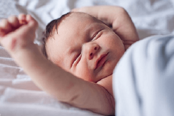 Co giật thường xảy ra ở trẻ dưới 3 tuổi và không phân biệt giới tính.