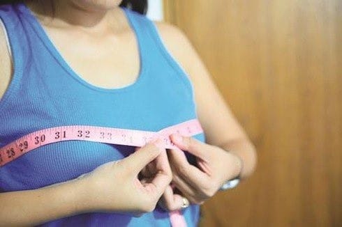 Ngực to thường là dấu hiệu đầu tiên và hay gặp nhất ở trẻ dậy thì sớm