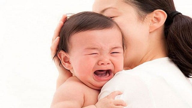 Khi trẻ bị nôn trớ cha mẹ cần khum tay vỗ nhẹ hai bên lưng, giúp trẻ ho bật nốt chất nôn còn lại trong họng ra ngoài.