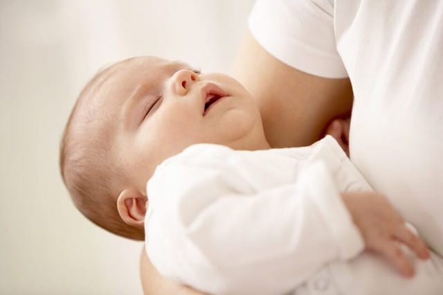 Trẻ li bì, khó đánh thức là một trong những dấu hiệu để nhận biết nhiễm trùng ở trẻ sinh sớm.