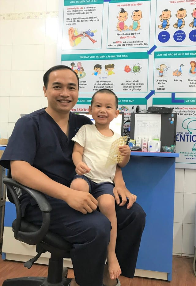 Bác sĩ Nguyễn Xuân Đạt luôn rất thân thiện, gần gũi với trẻ trong quá trình thăm khám.