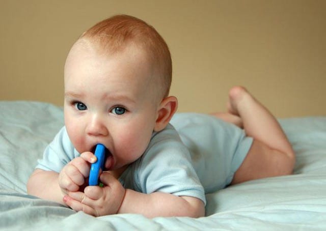 Nếu trẻ cho vật nhỏ vào miệng có thể khiến dị vật rơi vào đường thở.