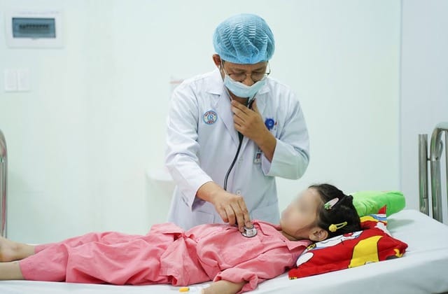 Điều trị bệnh Kawasaki cần được thực hiện càng sớm càng tốt, lý tưởng là trong 10 ngày đầu kể từ khi khởi phát sốt.