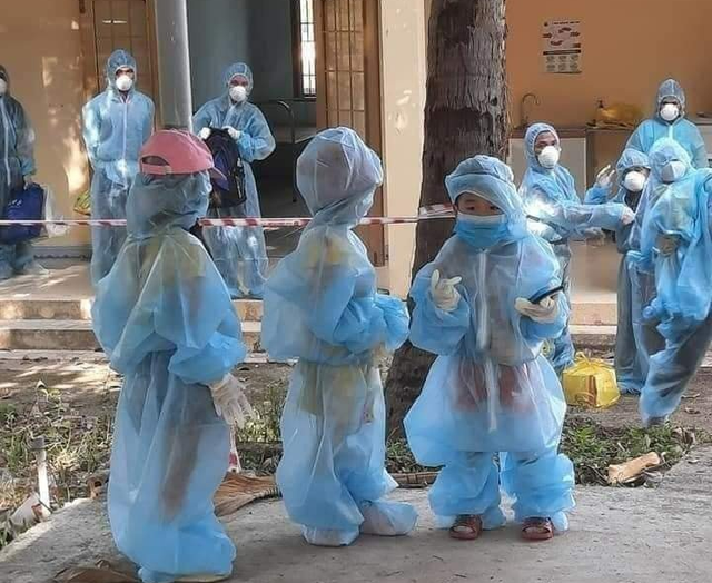 Nhiều trẻ phải đi cách ly tập trung xa cha mẹ, người thân có thể gặp sang chấn tâm lý, rối loạn stress