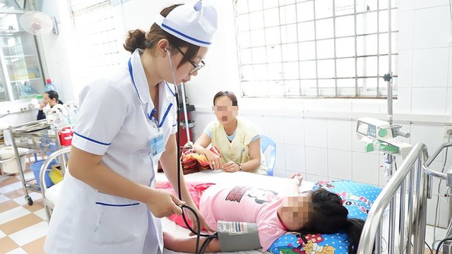 Khi trẻ bị sốt xuất huyết nếu thấy trẻ bất thường cần đưa trẻ nhập viện