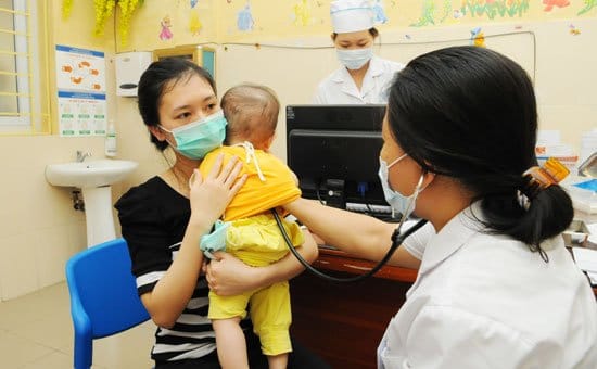 Cha mẹ cần đưa trẻ đi khám để được hướng dẫn điều trị phù hợp.