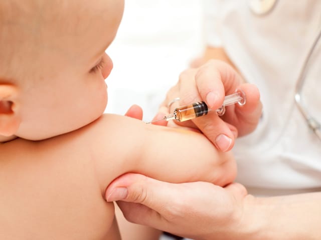Để phòng bệnh viêm não cần phải cho trẻ đi tiêm phòng các loại vaccine.