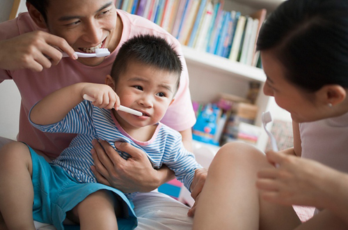 Nhắc nhở trẻ chải răng đúng cách.
