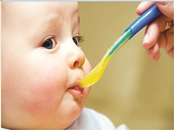 Khi trẻ bị ho, nên cho bé ăn lỏng hơn thường ngày có thể cháo, súp… giàu dinh dưỡng.
