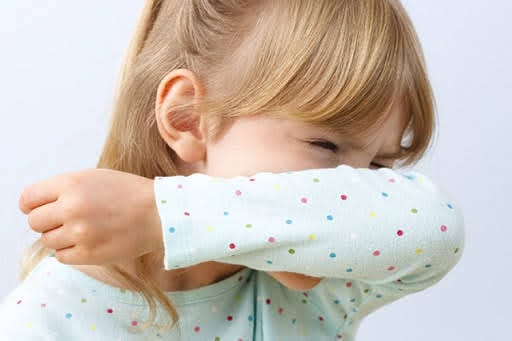 Cha mẹ cần dạy trẻ khi ho, hắt hơi cần phải che miệng và mặt.