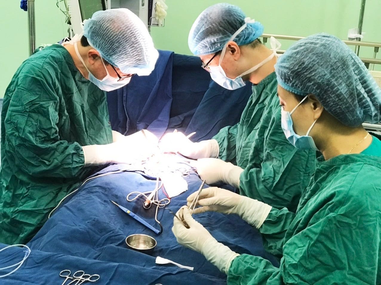 Các bác sĩ tiến hành phẫu thuật dị tật bộ phận sinh dục cho trẻ tại Bệnh viện Nhi TW