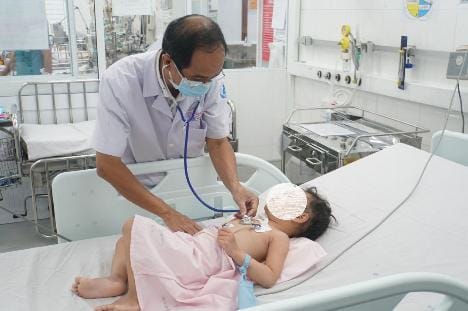 Bé 3 tuổi bị viêm cơ tim tối cấp được các bác sĩ cứu sống.
