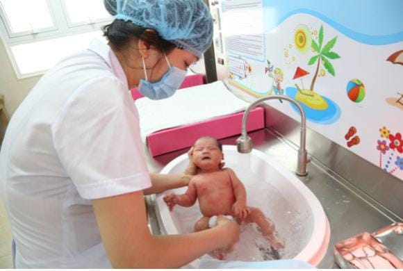 Tuyệt đối cẩn thận với nước nóng và đừng bao giờ rời mắt khỏi khi tắm cho bé.