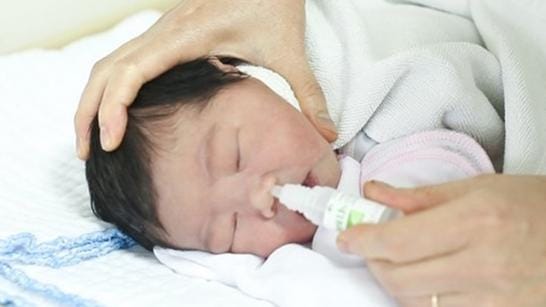 Khi trẻ bị viêm đường hô hấp trên, cần thông thoáng mũi cho trẻ bằng nước muối sinh lý.