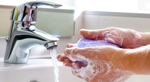 Cần hướng dẫn trẻ rửa tay thường xuyên để phòng bệnh.