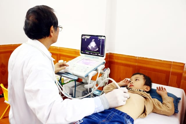 Trẻ bị loét dạ dày do vi khuẩn HP gây ra, sẽ có biểu hiện nôn ra máu hoặc đi ngoài phân đen.