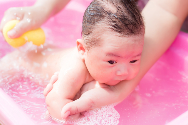 Giữ vệ sinh cơ thể, rửa mặt và tắm hàng ngày cho trẻ bằng nước sạch, ấm