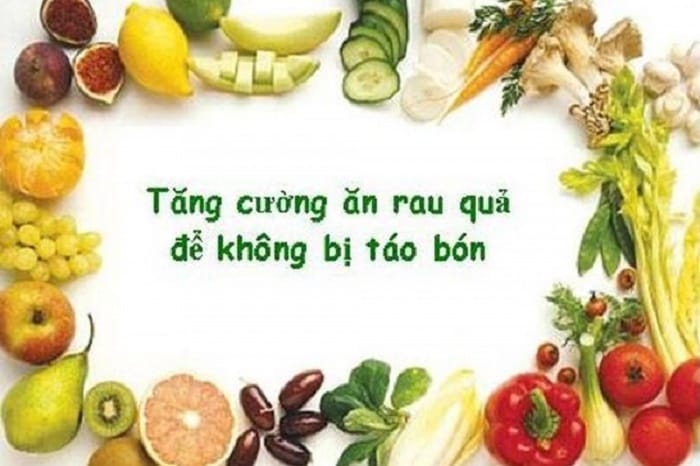 Ăn đủ chất xơ bằng cách bổ sung rau trái cây như táo, chuối, đu đủ… hàng ngày để phòng táo bón.