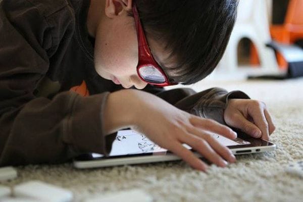 Không nên cho trẻ đọc sách, xem ti vi, chơi điện tử quá hai giờ liên tục