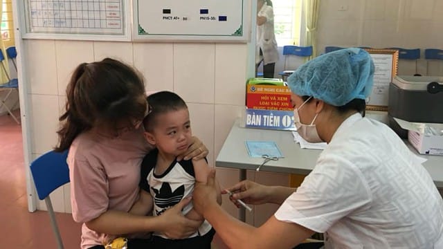Tiêm vaccin là biện pháp tốt nhất để giúp cho trẻ có khả năng tránh được các bệnh truyền nhiễm.