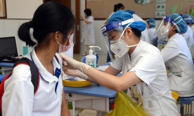 Đánh giá về tác dụng không mong muốn sau tiêm vaccine phòng COVID-19 cho trẻ em, các nhà chuyên môn cho biết không có sự khác biệt so với người lớn.