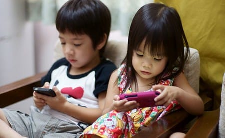 Trẻ thường xuyên tiếp xúc với thiết bị điện tử sẽ có nguy cơ gặp các rối loạn về phát triển ngôn ngữ